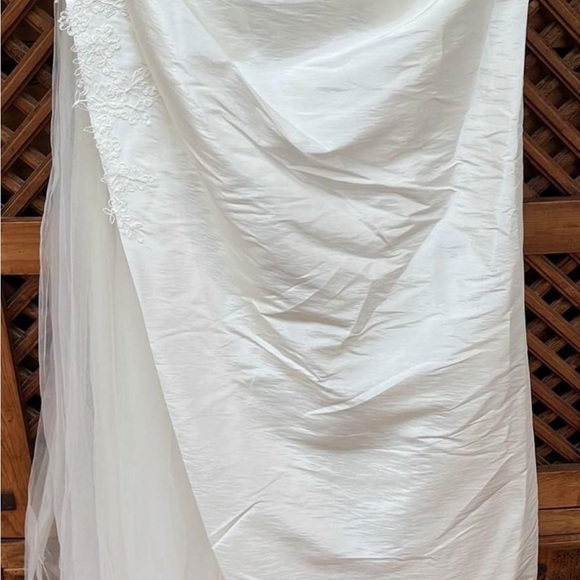 Beautiful new Wedding dress with tags - Picture 3 of 11